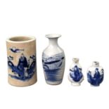 Konvolut: 4 Teile blau-weisses Porzellan. CHINA, um 19001 Pinselbecher, H 11 cm, 2 Snuffbottles (