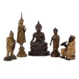 Konvolut: 5 Figuren aus Metall.: ASIEN, 20. Jh..1 Buddha TIBET, H 25 cm/1 Buddha THAILAND, H 38,5