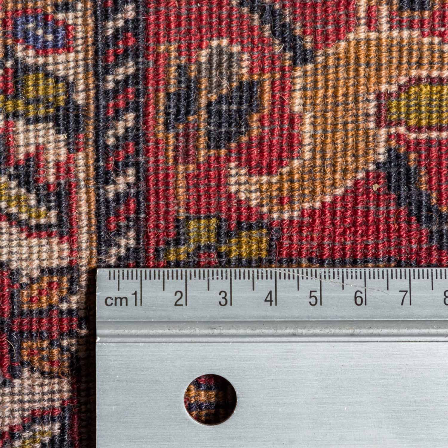 Orientteppich. GHASEMABAD/IRAN, 20. Jh., ca. 184x108 cm.Der rote Fond des Innenfeldes und die - Image 4 of 4
