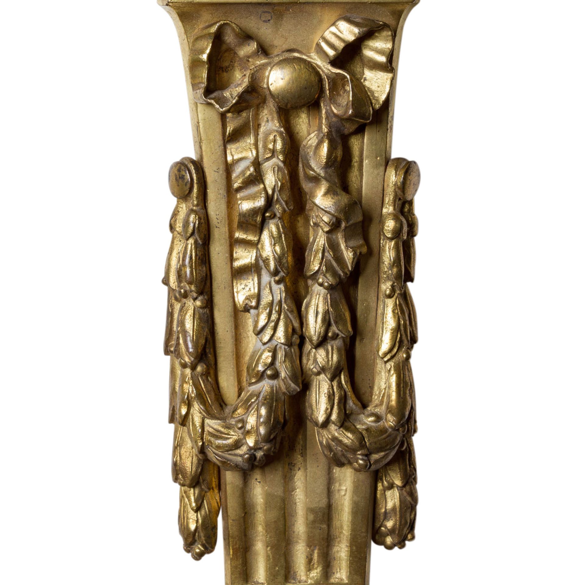 PAAR LOUIS XVI-WANDLEUCHTERFrankreich, Ende 18. Jh., Wandleuchter in Bronze und Feuervergoldung, - Bild 7 aus 7