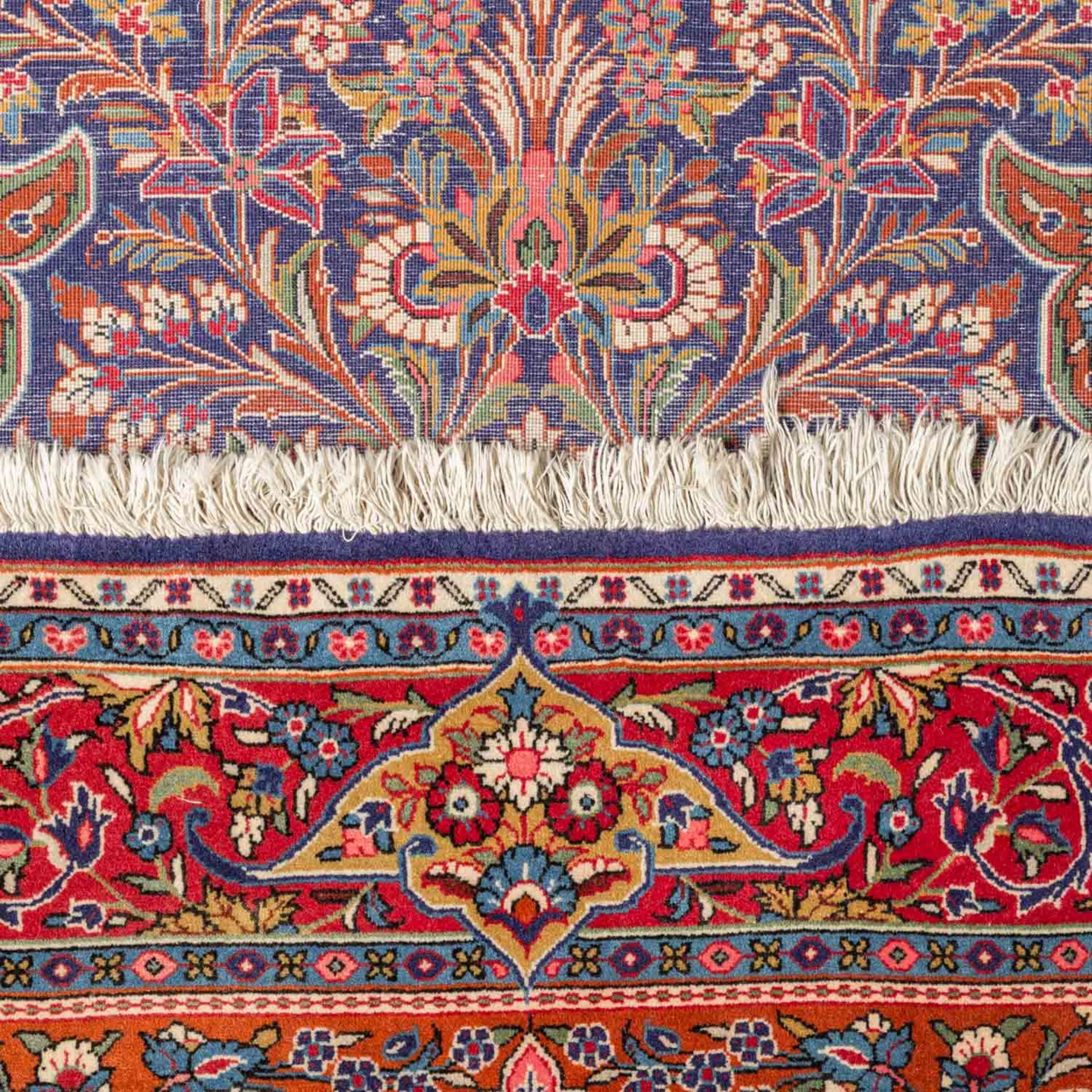 Orientteppich. KESHAN/IRAN, 20. Jh., ca. 195x135 cm.Der rostrote Fond des Innenfeldes ist - Bild 3 aus 4