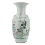 Vase. CHINA, 20. Jh..Balusterförmig mit zwei auf der Schulter aufgelegten Handhaben, die Spuren