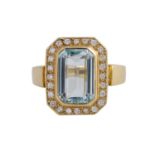 Ring mit 1 Aquamarin im achteckigen Treppenschliff ca. 5,5 ct,entouriert von 24 Brillanten, zus. ca.