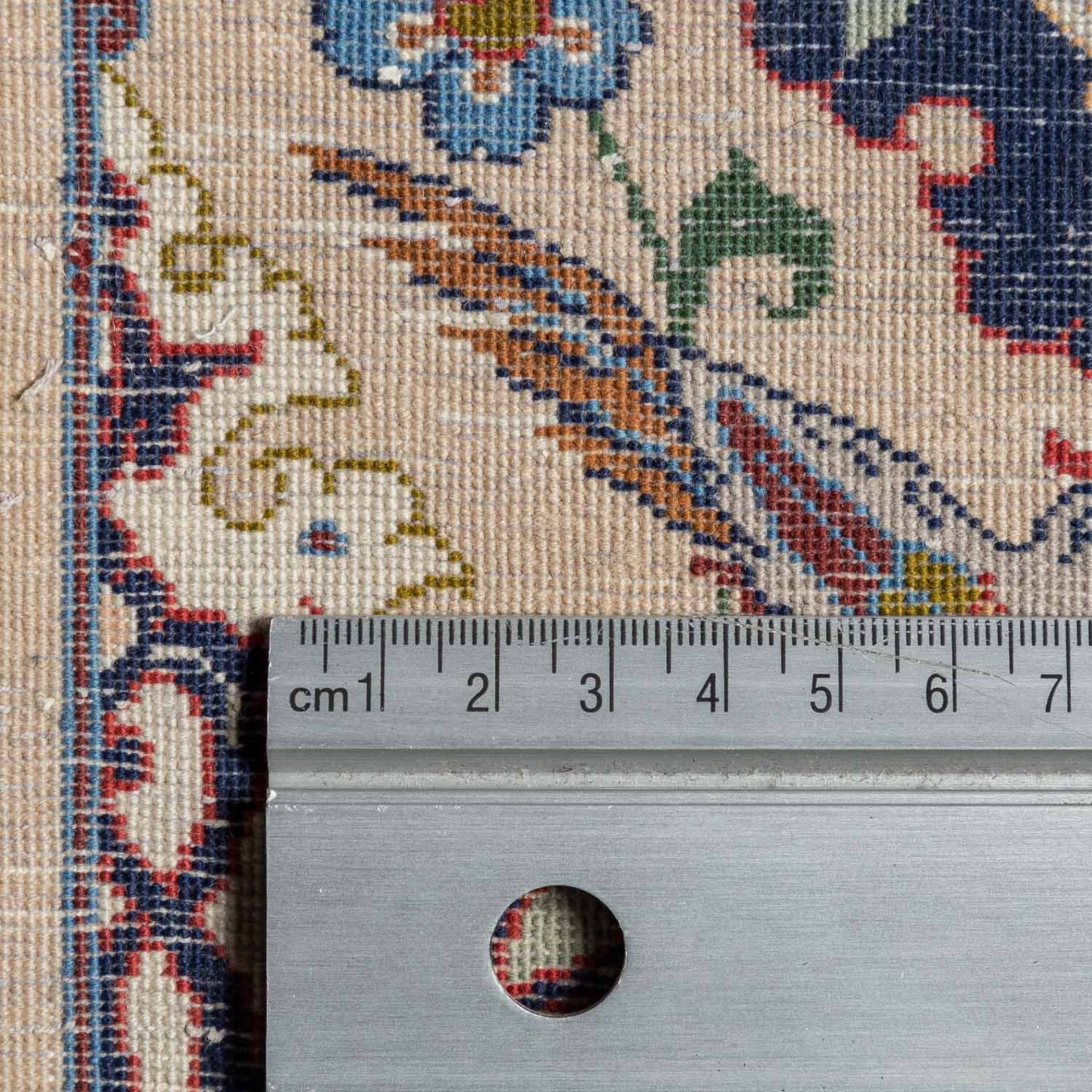 Orientteppich. ISFAHAN/PERSIEN, 20. Jh., ca. 83x55 cm.Der nachtblaue Spiegel zeigt ein - Bild 4 aus 4