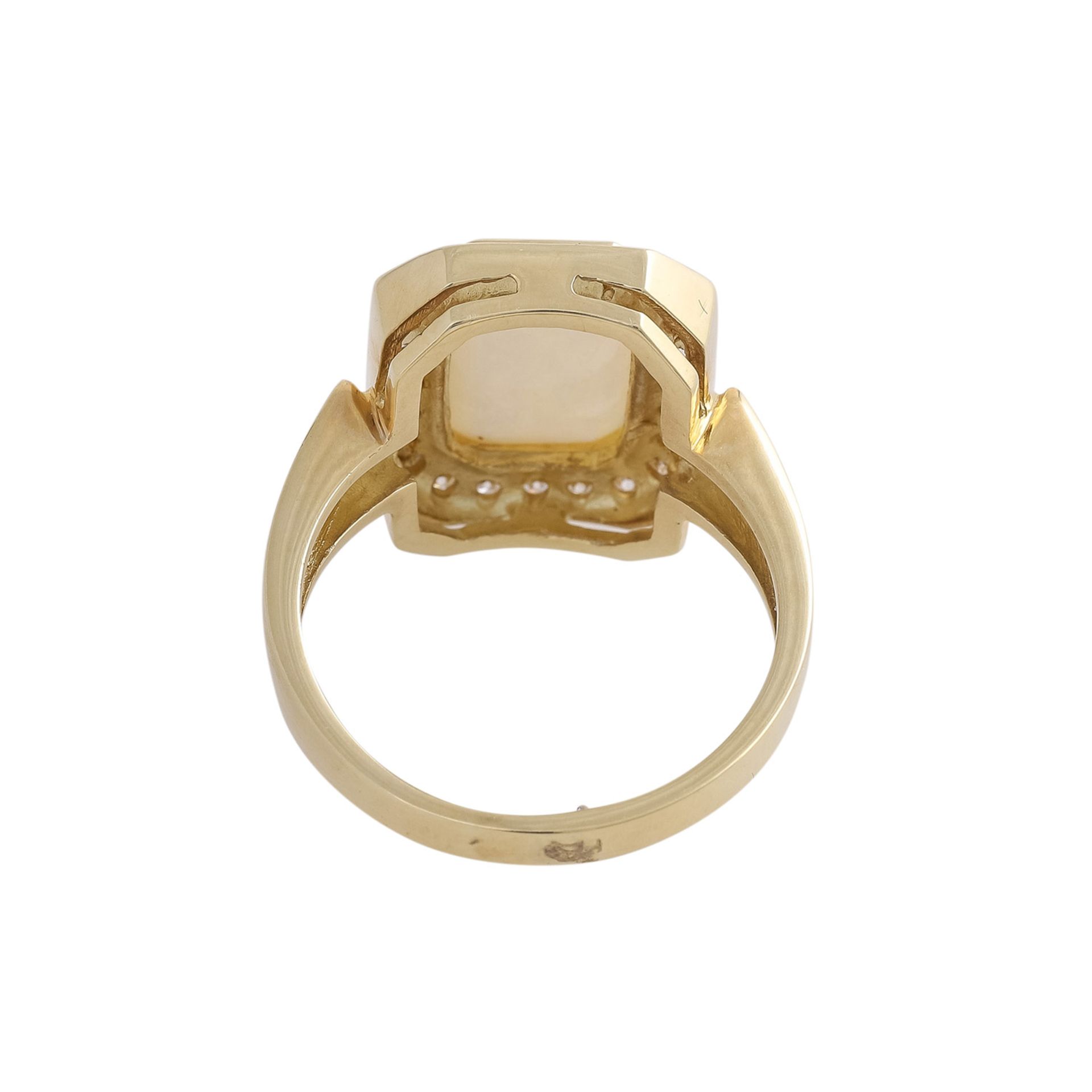 Ring mit 1 flachen Opalcabochon, achteckig,entouriert von 24 Brillanten, zus. ca. 0,24 ct, GG 14K, - Bild 4 aus 4