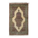 Orientteppich aus Seide. GHOM/PERSIEN, 20. Jh., ca. 174x105 cm.Eine florale Musterung mit Bothes