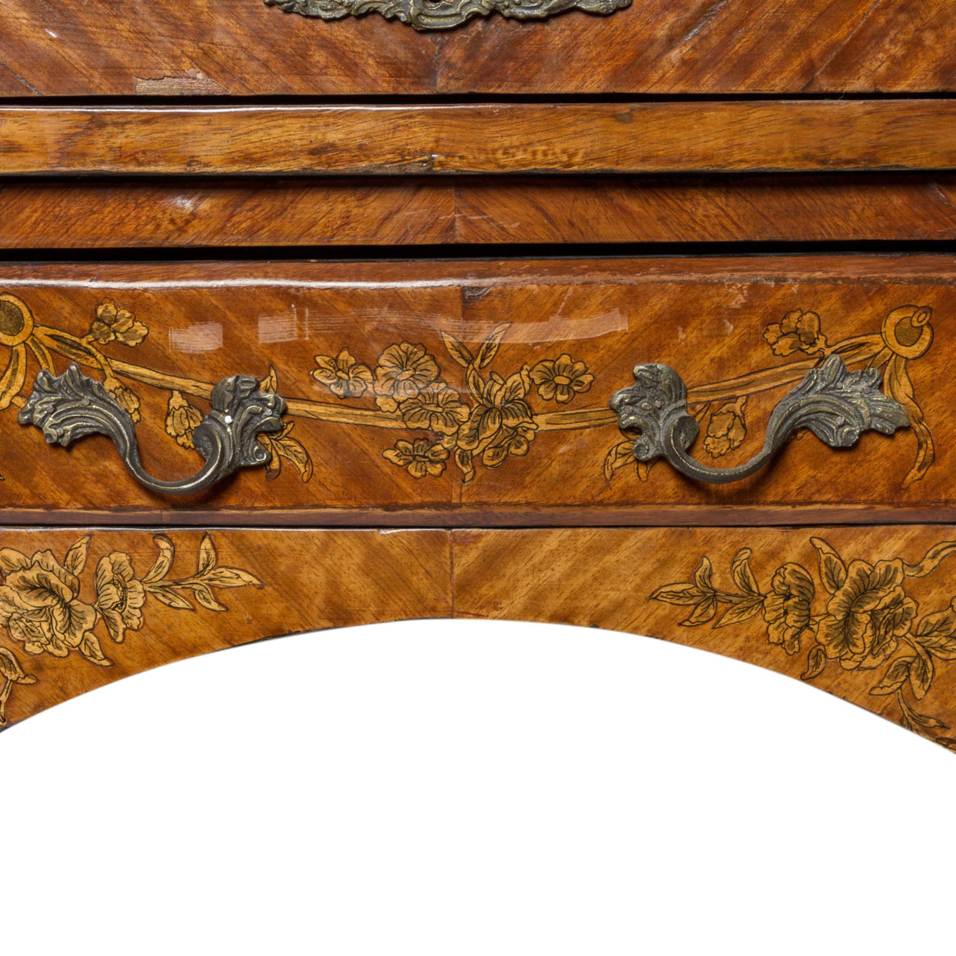 ZYLINDERBÜRO IM LOUIS XV-STIL20. Jh., allseitig geschweifter Korpus mit Nussbaum furniert, über vier - Image 5 of 6