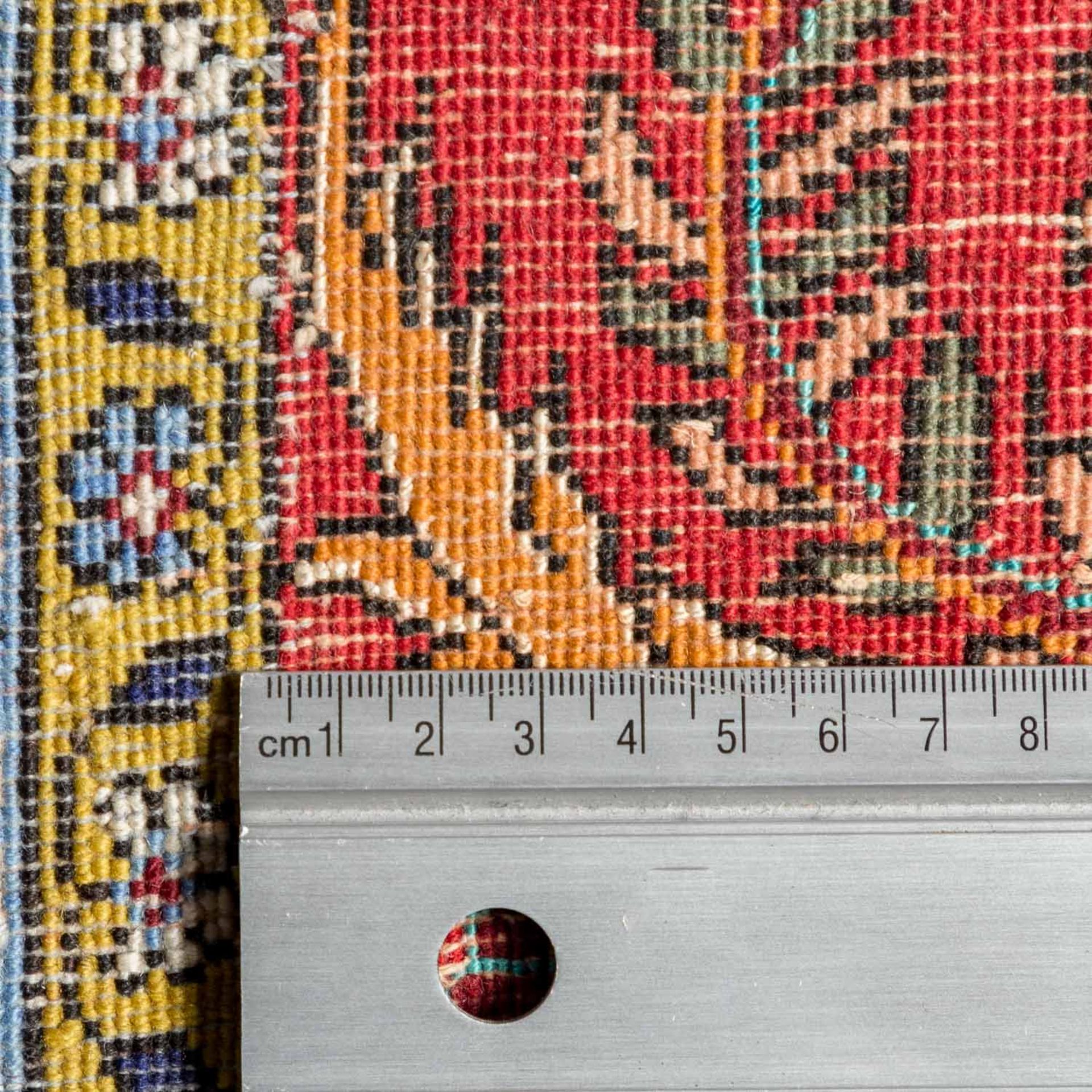 Orientteppich. IRAN, 20. Jh., ca. 161x106 cm.Der blass rote Fond des Innenfeldes ist aufsteigend - Bild 4 aus 4
