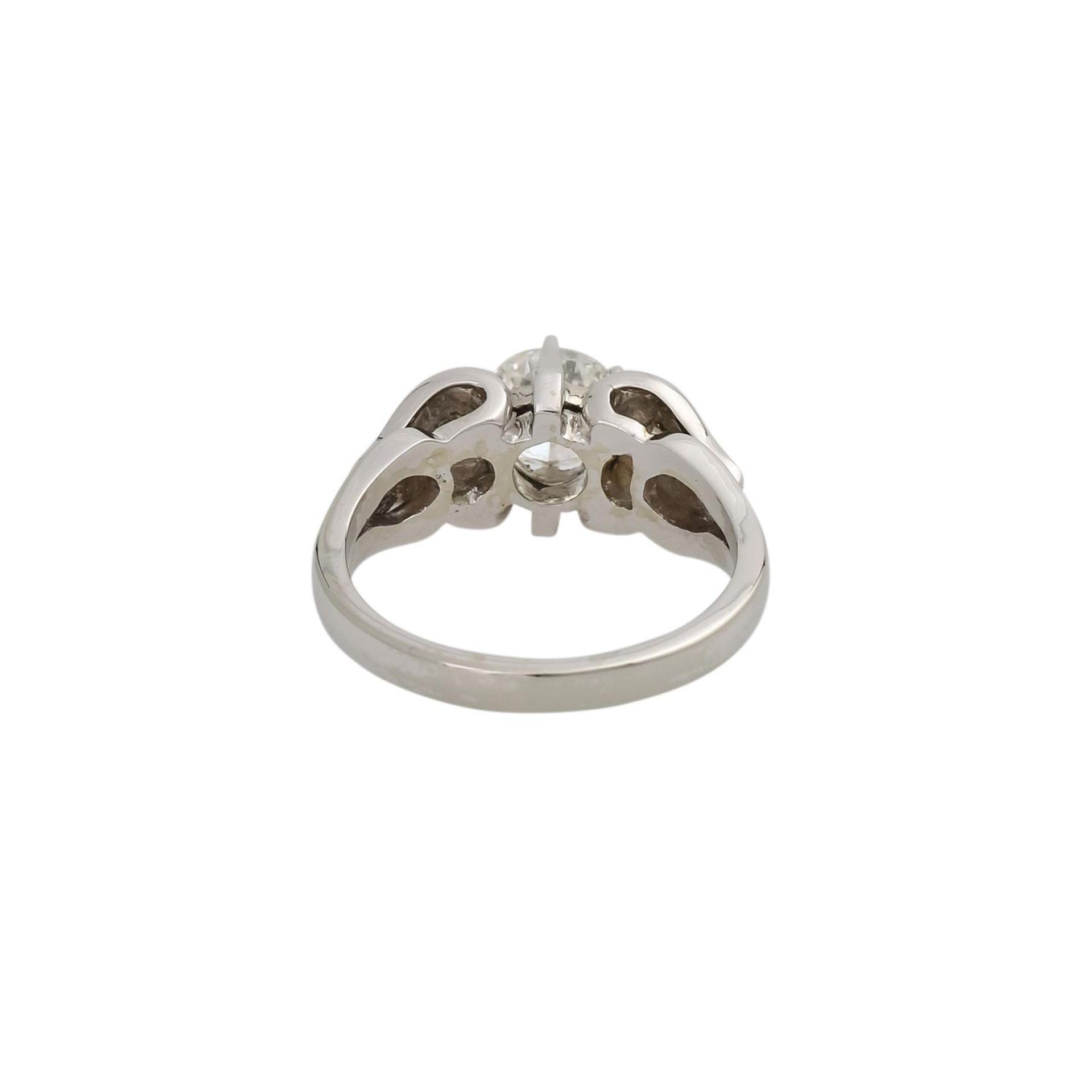 Ring mit 1 Brillant, ca. 0,9 ct, LGW-GW (I-K)/VVSflankiert von je 1 Brillant und 1 - Bild 4 aus 5