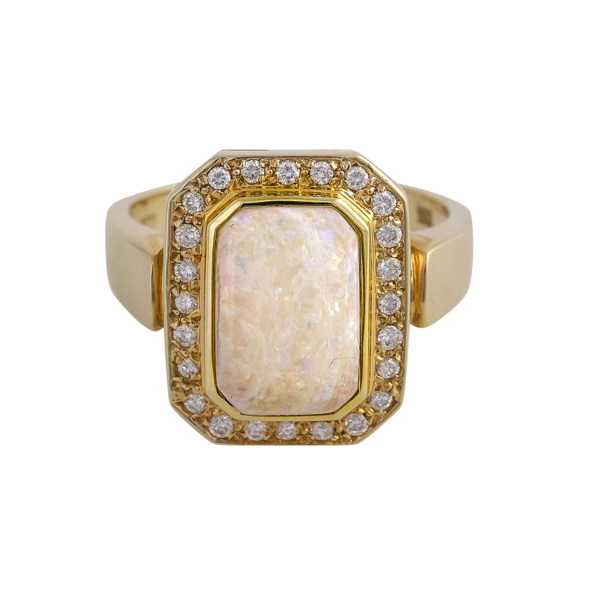 Ring mit 1 flachen Opalcabochon, achteckig,entouriert von 24 Brillanten, zus. ca. 0,24 ct, GG 14K,