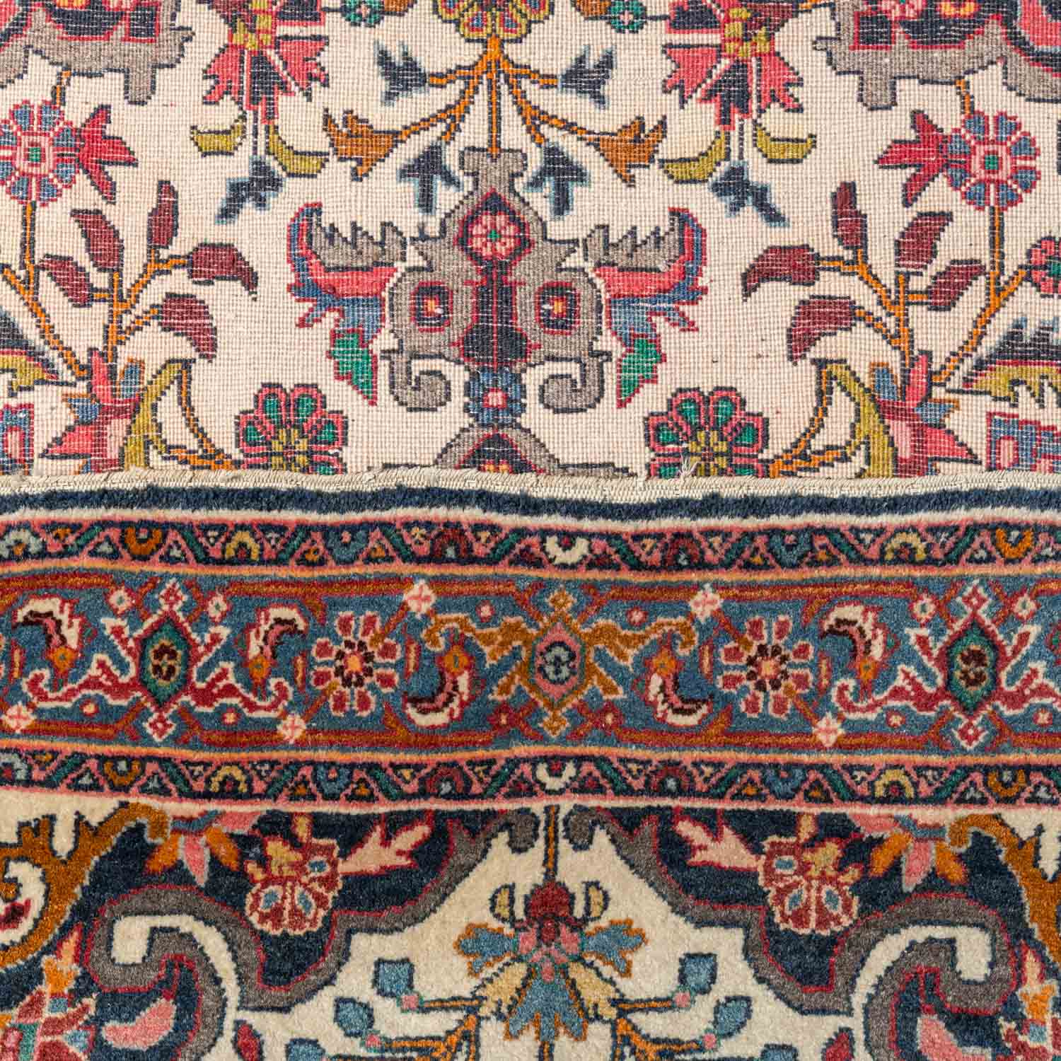 Orientteppich. IRAN, 20. Jh., ca. 154x100 cm.Der wollweisse Fond des Innenfeldes ist gemustert mit - Image 3 of 4