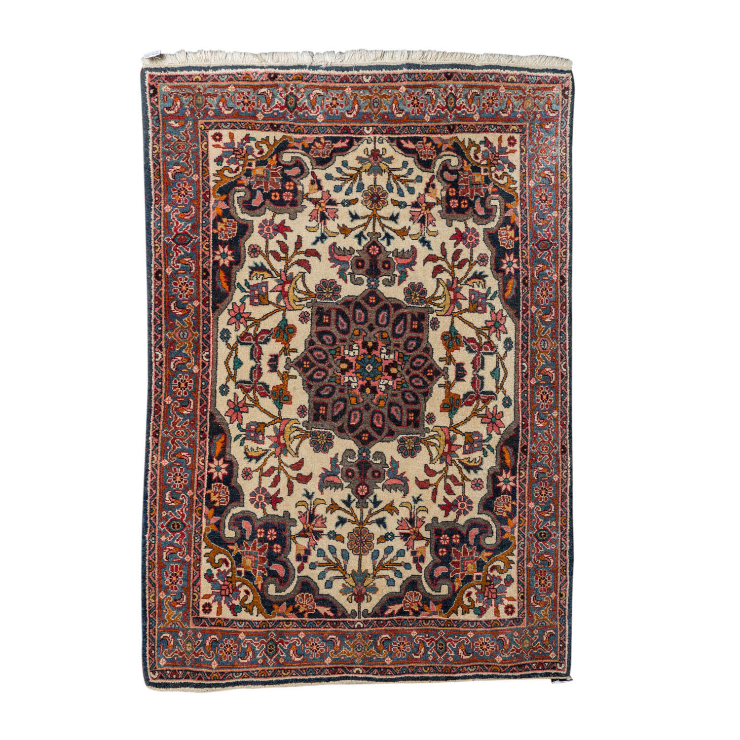 Orientteppich. IRAN, 20. Jh., ca. 154x100 cm.Der wollweisse Fond des Innenfeldes ist gemustert mit