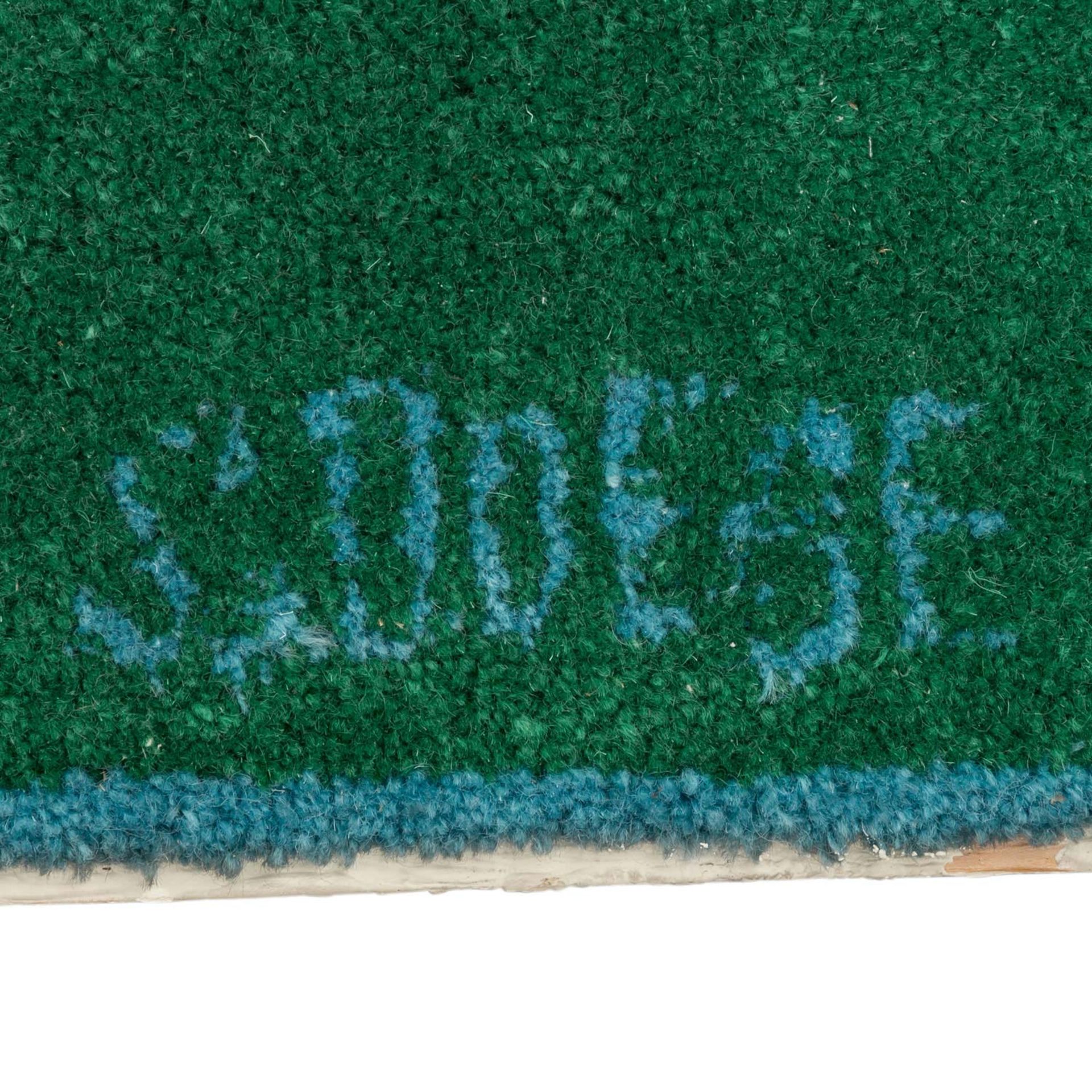 Teppich. SCHWABINGER KÜNSTLERKOLLEKTION, ca. 66x149 cm.Entwurf: "Tristan", handgearbeitet von der - Bild 2 aus 4