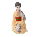 Dekorative Porzellanfigur einer Geisha. JAPAN, 20. Jhfarbig bemalt, H ca. 35 cm