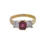 Ring mit 1 Rubin ca. 1 ct, oval fac. und 2 Brillanten, zus. ca. 0,5 ct,WEISS-GW (H-L)/SI2-P1, GG/