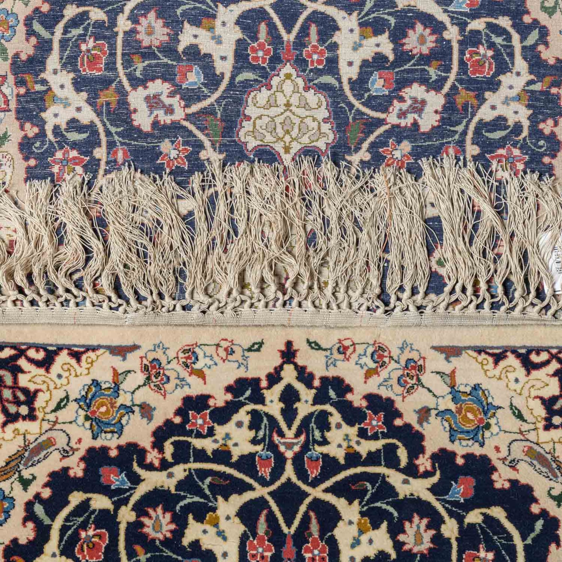 Orientteppich. ISFAHAN/PERSIEN, 20. Jh., ca. 83x55 cm.Der nachtblaue Spiegel zeigt ein - Bild 3 aus 4