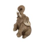 Netsuke eines Elefanten aus Elfenbein. JAPAN, Meiji-Zeit (1868-1912).Fein ausgearbeitete Darstellung