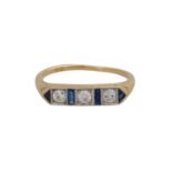 Art Déco Ring mit 3 Diamanten, zus. ca. 0,24 ct,WEISS-LGW (H-J)/SI und Saphiren, GG 18K,