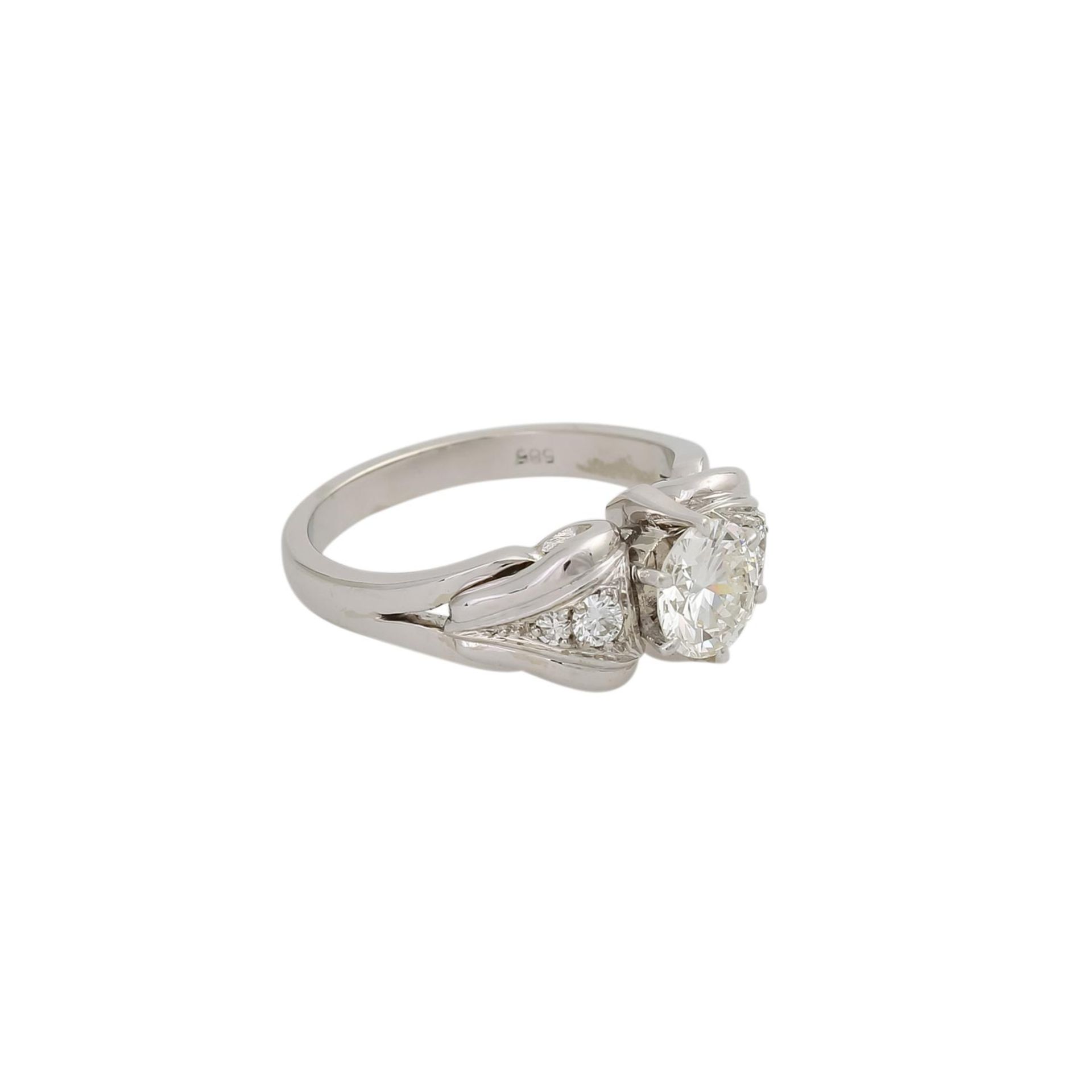 Ring mit 1 Brillant, ca. 0,9 ct, LGW-GW (I-K)/VVSflankiert von je 1 Brillant und 1 - Bild 2 aus 5