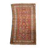 Orientteppich. MALAYER/IRAN, 20. Jh., ca. 206x110 cm.Der rote Fond des Innenfeldes zeigt ein