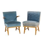 ZWEI STÜHLEzwei Stühle aus den 50er Jahren mit konischen Buchenholzbeinen und blaue Bezug.