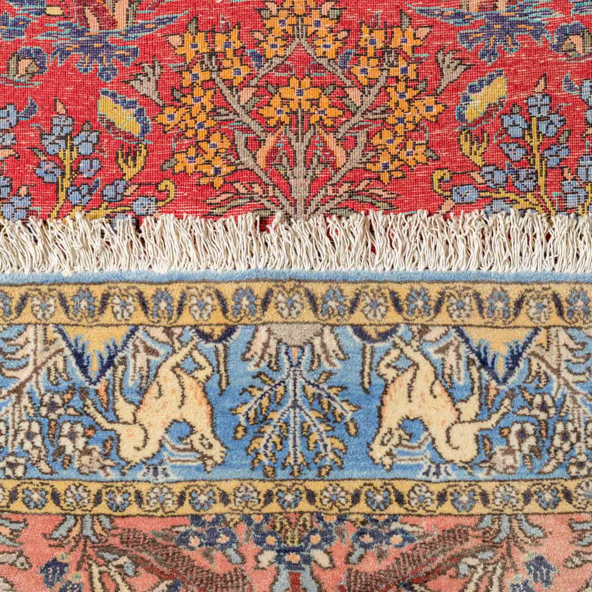 Orientteppich. IRAN, 20. Jh., ca. 161x106 cm.Der blass rote Fond des Innenfeldes ist aufsteigend - Bild 3 aus 4