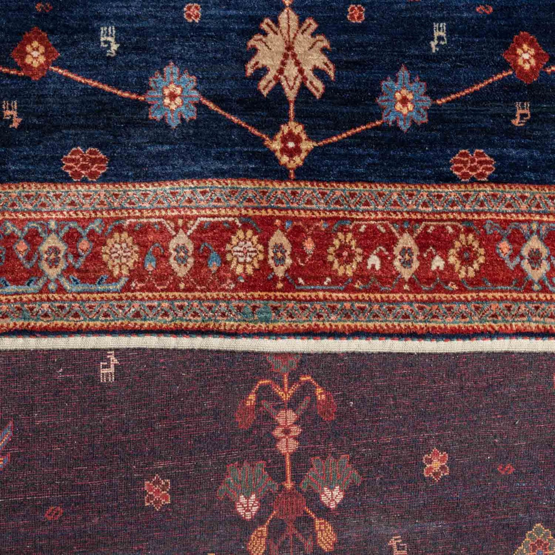 Orientteppich. LURIBAFT/IRAN, 21. Jh., ca. 256x181 cm.Der in sich changierende, nachtblaue Fond - Bild 3 aus 4