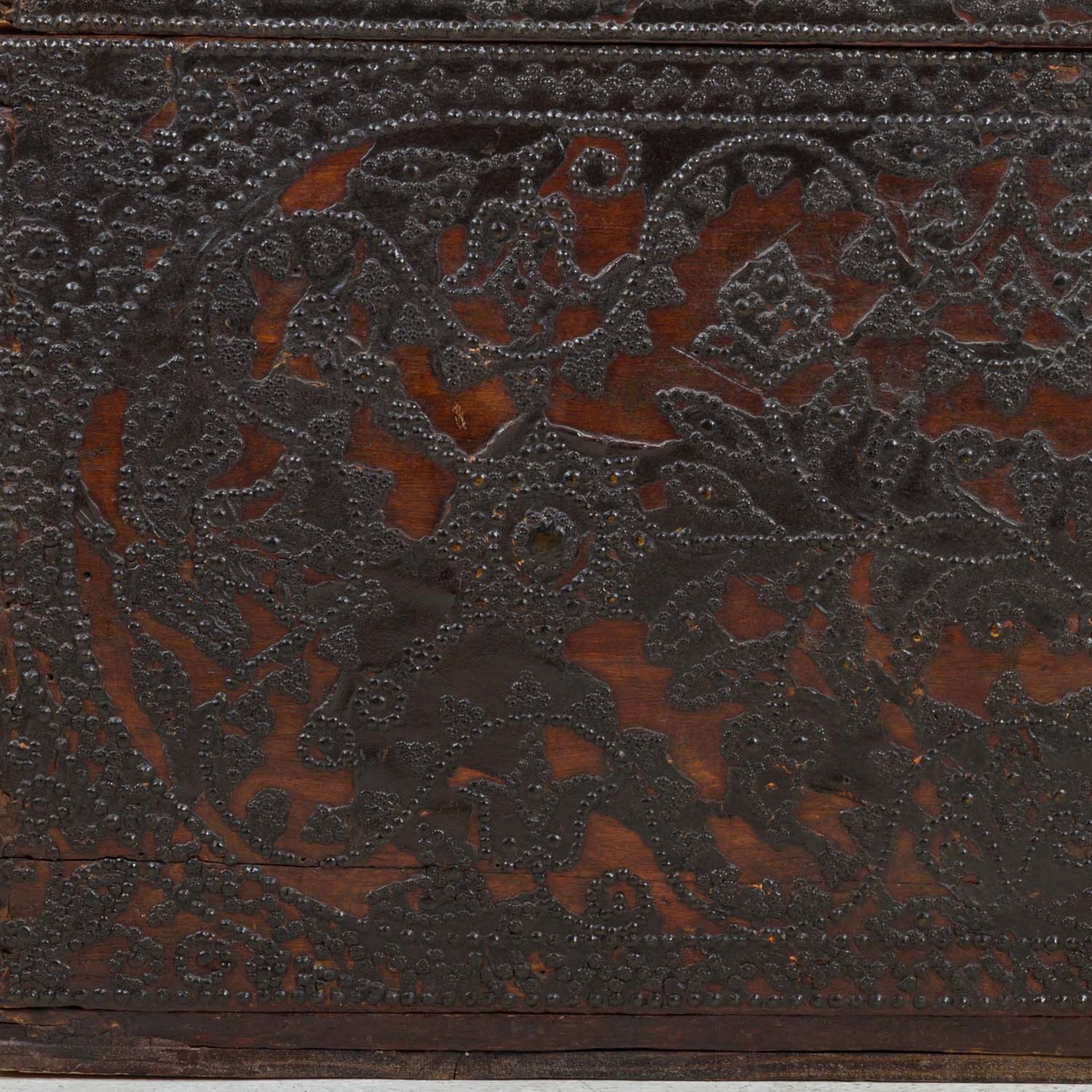 SPANISCHE TRUHE DES 17. JH.Holzkasten mit dickwandigem Leder bezogen, Eisenbeschläge und - Image 7 of 7