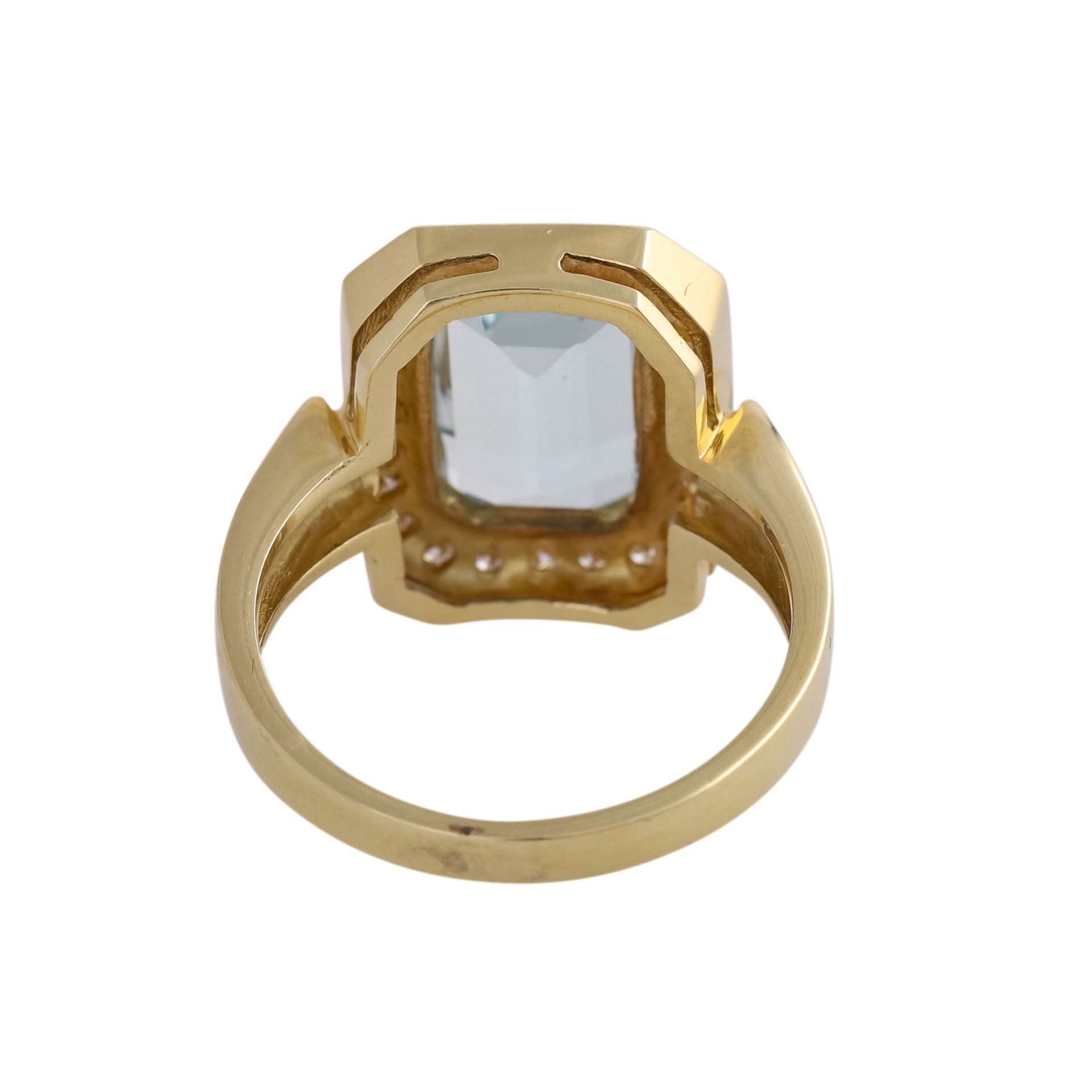 Ring mit 1 Aquamarin im achteckigen Treppenschliff ca. 5,5 ct,entouriert von 24 Brillanten, zus. ca. - Bild 4 aus 4