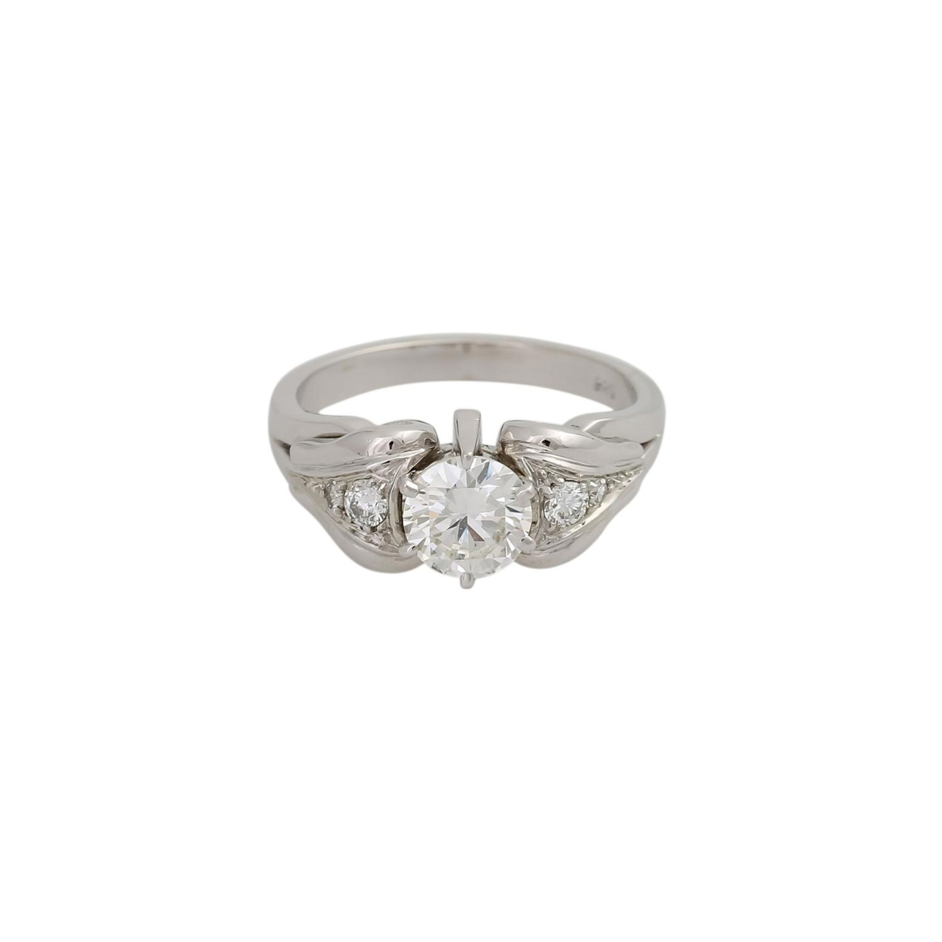 Ring mit 1 Brillant, ca. 0,9 ct, LGW-GW (I-K)/VVSflankiert von je 1 Brillant und 1