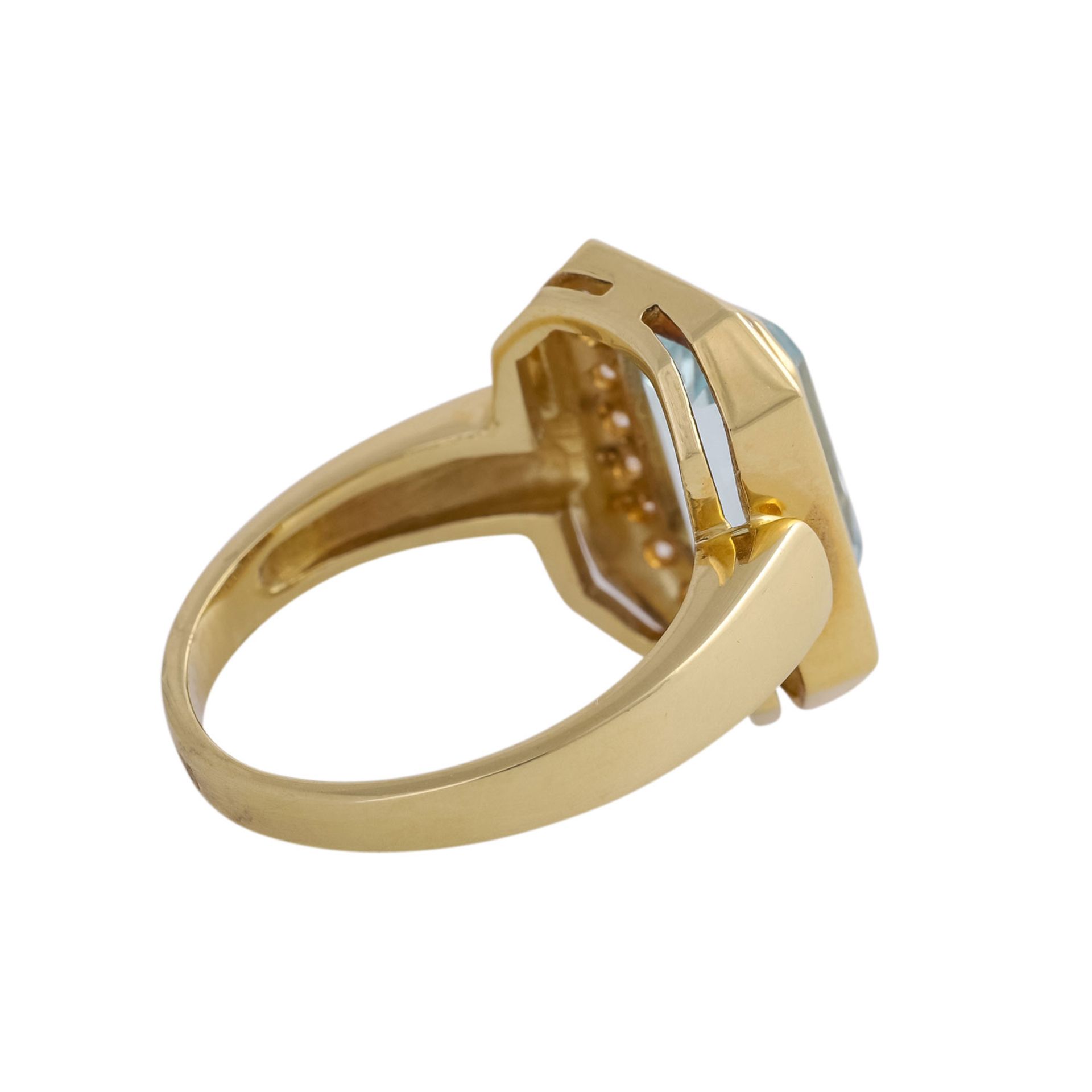 Ring mit 1 Aquamarin im achteckigen Treppenschliff ca. 5,5 ct,entouriert von 24 Brillanten, zus. ca. - Bild 3 aus 4