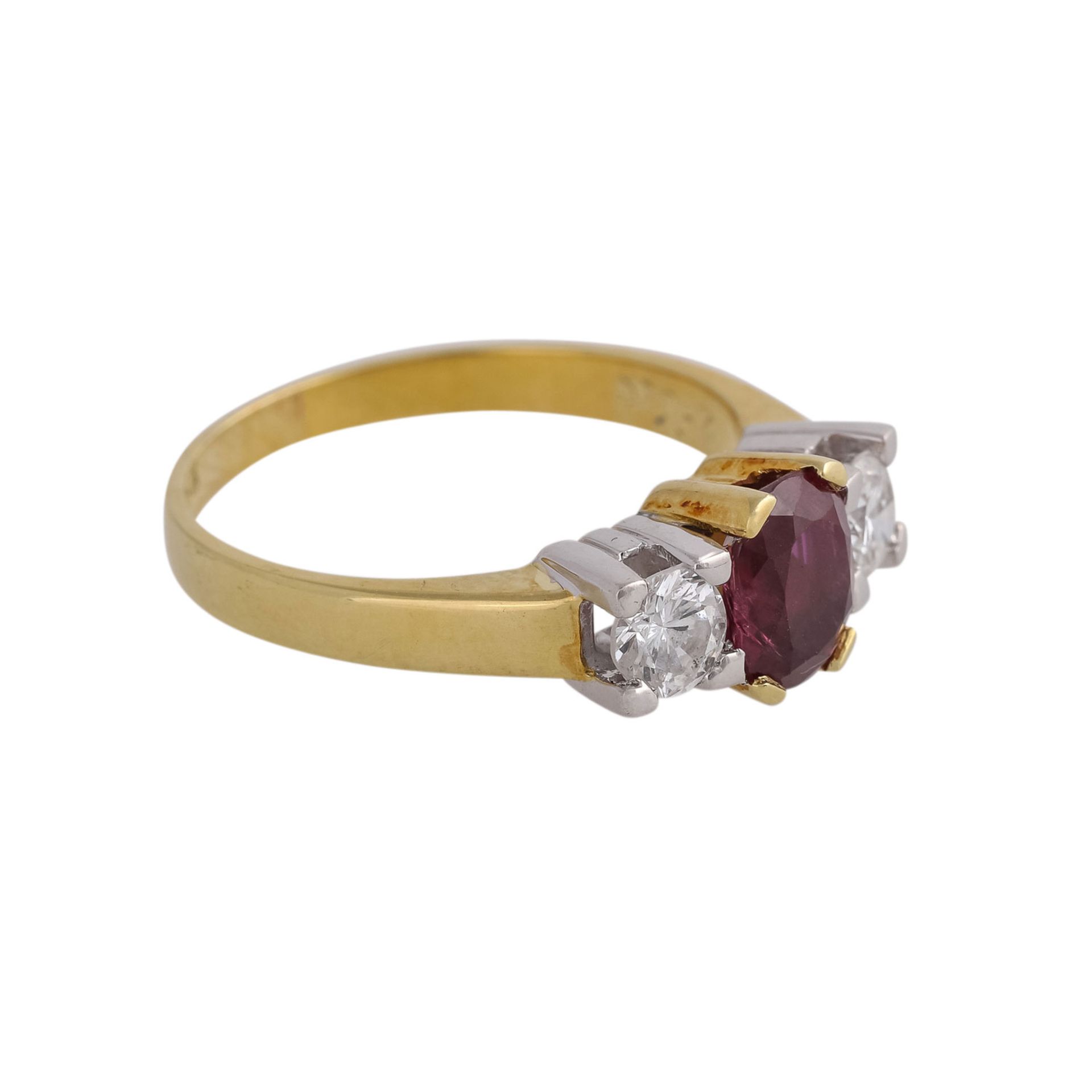 Ring mit 1 Rubin ca. 1 ct, oval fac. und 2 Brillanten, zus. ca. 0,5 ct,WEISS-GW (H-L)/SI2-P1, GG/ - Bild 2 aus 4