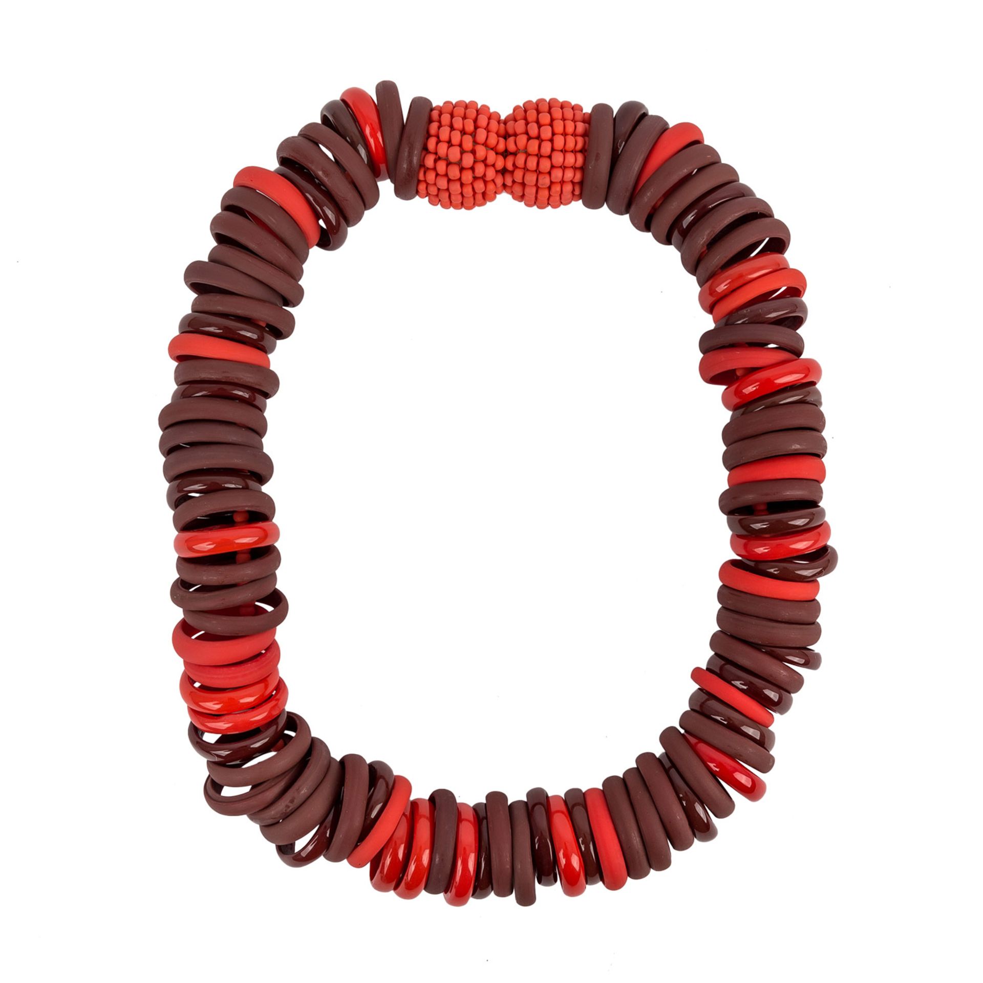 NESSELER, MONICA ALIAS DIE KETTENMACHERIN „Ringkette“Kette aus roten und braunen Glasringen mit - Image 2 of 3