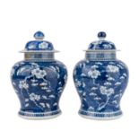 Paar blau-weisse Deckelvasen. CHINA, späte Qing-Dynastie (1890-1911).Jeweils bauchig-