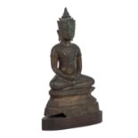 Buddha aus Bronze. THAILAND.Dargestellt im Meditationssitz auf einem getreppten Thron, auf kurzem