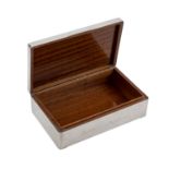 Zigarrenschatulle mit Silbermontur, 20. Jh.quadratische Holzbox, LxB ca. 21x13cm, Gravur, ungemarkt.
