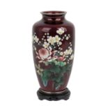 Cloisonné Vase. JAPAN, 20. Jh..der weinrote Fond ist schauseitig verziert mit einem Strauß aus