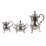 KOCH & BERGFELD 3-tlg. Kaffeekern, 900 Silber, um 1890.Mit russischer Importmarke, Kaffeekanne,