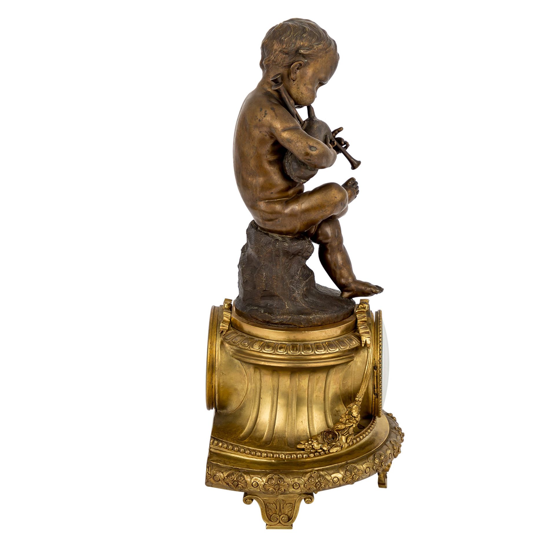 GROßE KAMINUHR IN LOUIS XVI-STILParis, Ende 19.Jh., Metall vergoldet bzw. bronziert, Sockel mit - Image 4 of 8