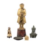 Konvolut 5tlg.: ASIEN.1 goldfarben gefasste Holzfigur eines Mönches, H 26,5 cm/1 Petschaft aus
