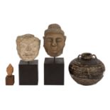 Konvolut 4-tlg.: THAILAND.3 Köpfe aus Stein und Keramik, H ca. 5/10/14 cm, jeweils auf
