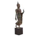 Schreitender Buddha aus Bronze. THAILAND, um 1900.H 26,5 cm. Auf rechteckigem Holzsockel, H