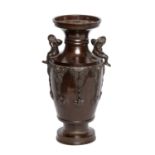 Vase aus Bronze. JAPAN, 19. Jh..Balusterförmiger Korpus mit zwei auf der Schulter aufgesetzten