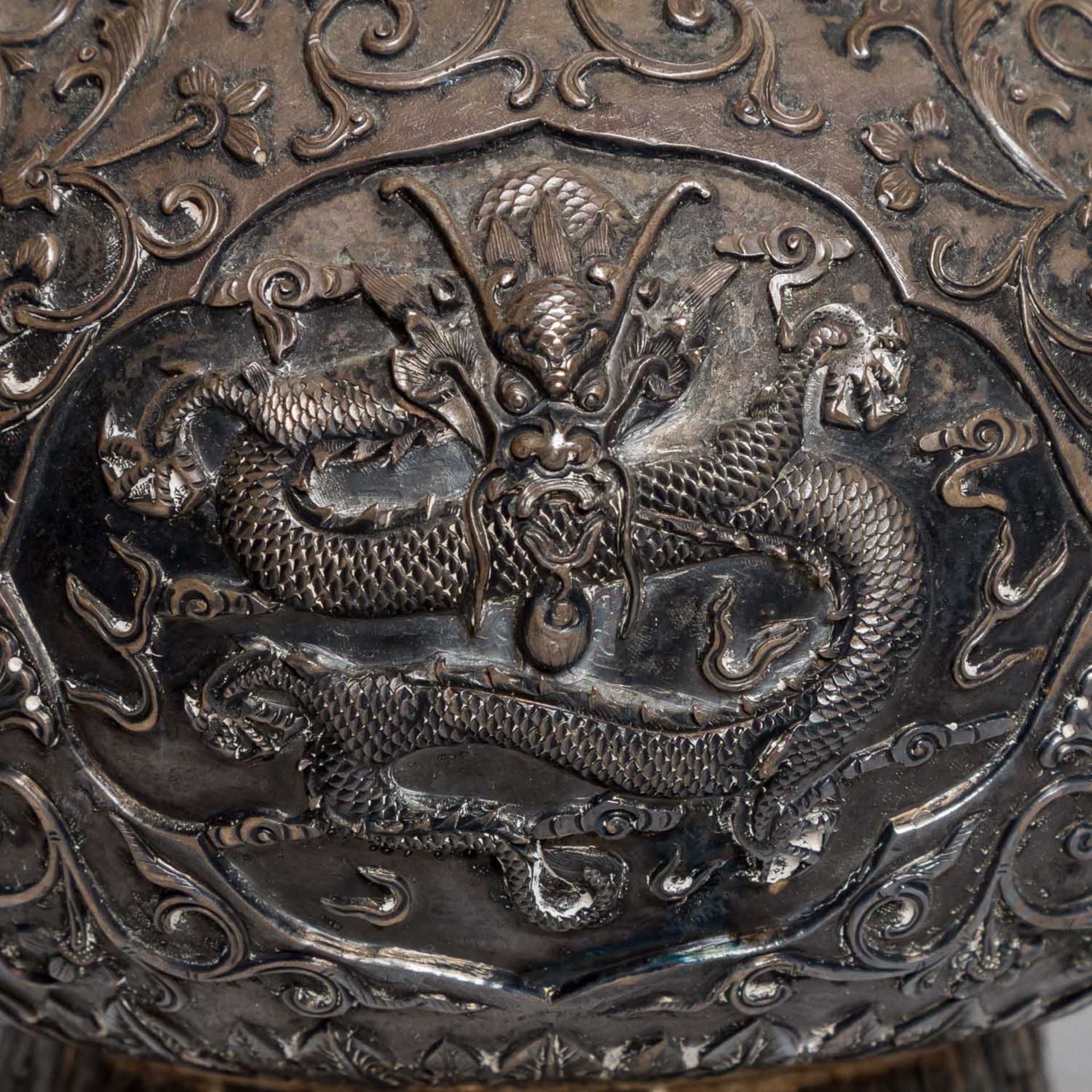 Paar Vasen aus Silber. CHINA, um 1900.Bauchige Form auf rundem Standring mit schmalem Hals. - Bild 7 aus 9
