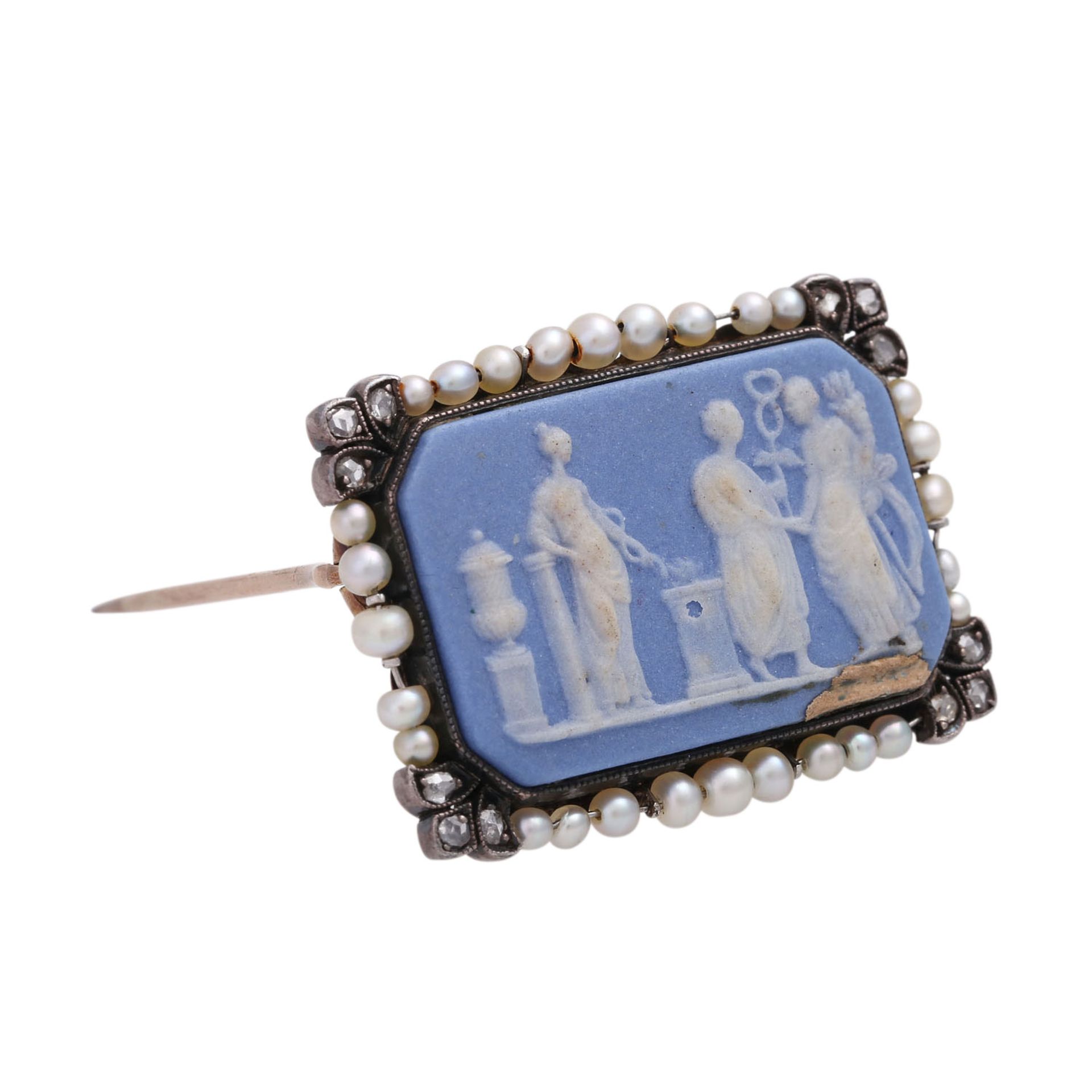 Brosche mit Keramikplatte (Wedgewood), achteckig, hellblau-weiß,mit hübschem Rahmen aus Naturperlen, - Bild 2 aus 4
