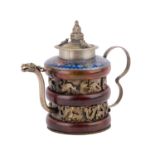 Kleine Teekanne mit émail cloisonné. CHINA, 19. Jh..Unterseitige Marke, H 12,5 cm. Alters- und