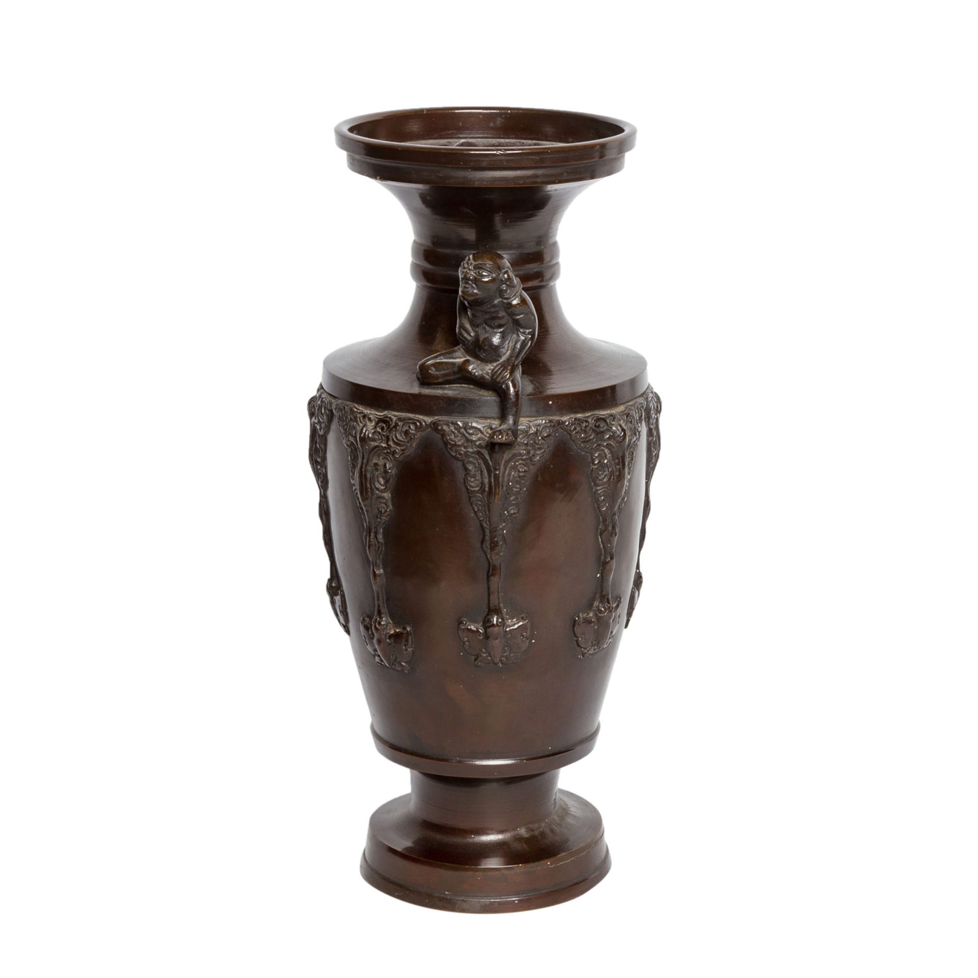 Vase aus Bronze. JAPAN, 19. Jh..Balusterförmiger Korpus mit zwei auf der Schulter aufgesetzten - Bild 4 aus 7
