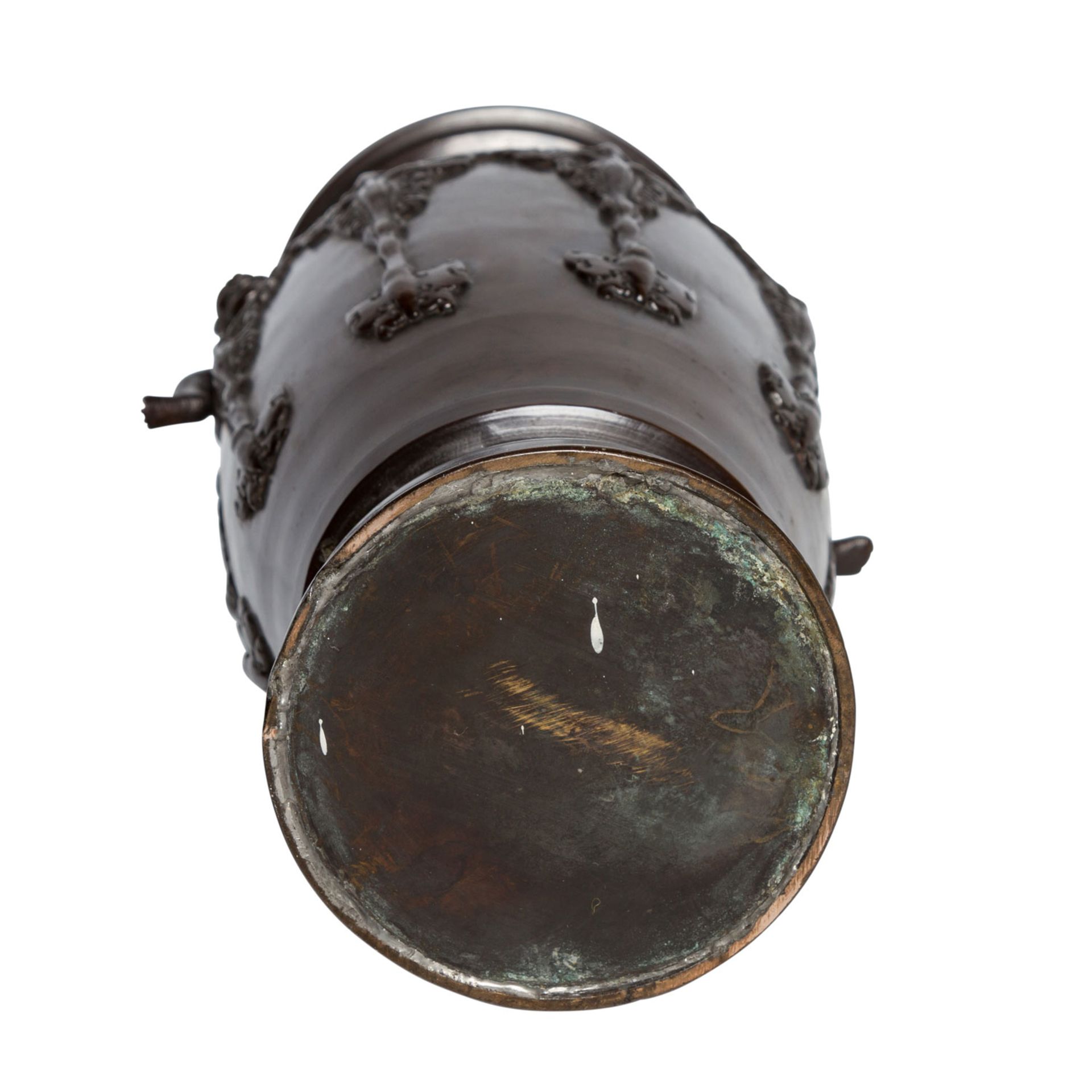 Vase aus Bronze. JAPAN, 19. Jh..Balusterförmiger Korpus mit zwei auf der Schulter aufgesetzten - Bild 7 aus 7