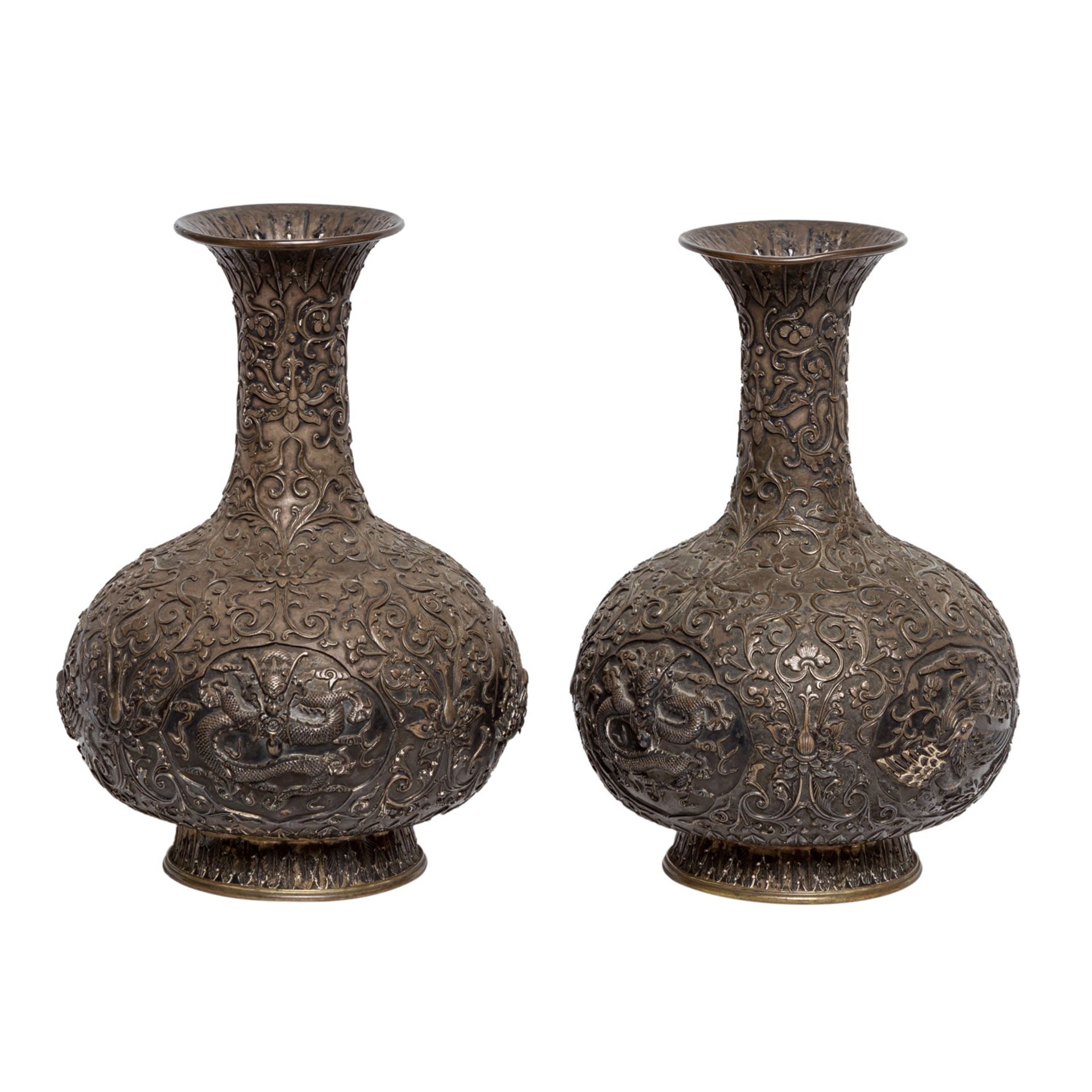 Paar Vasen aus Silber. CHINA, um 1900.Bauchige Form auf rundem Standring mit schmalem Hals.