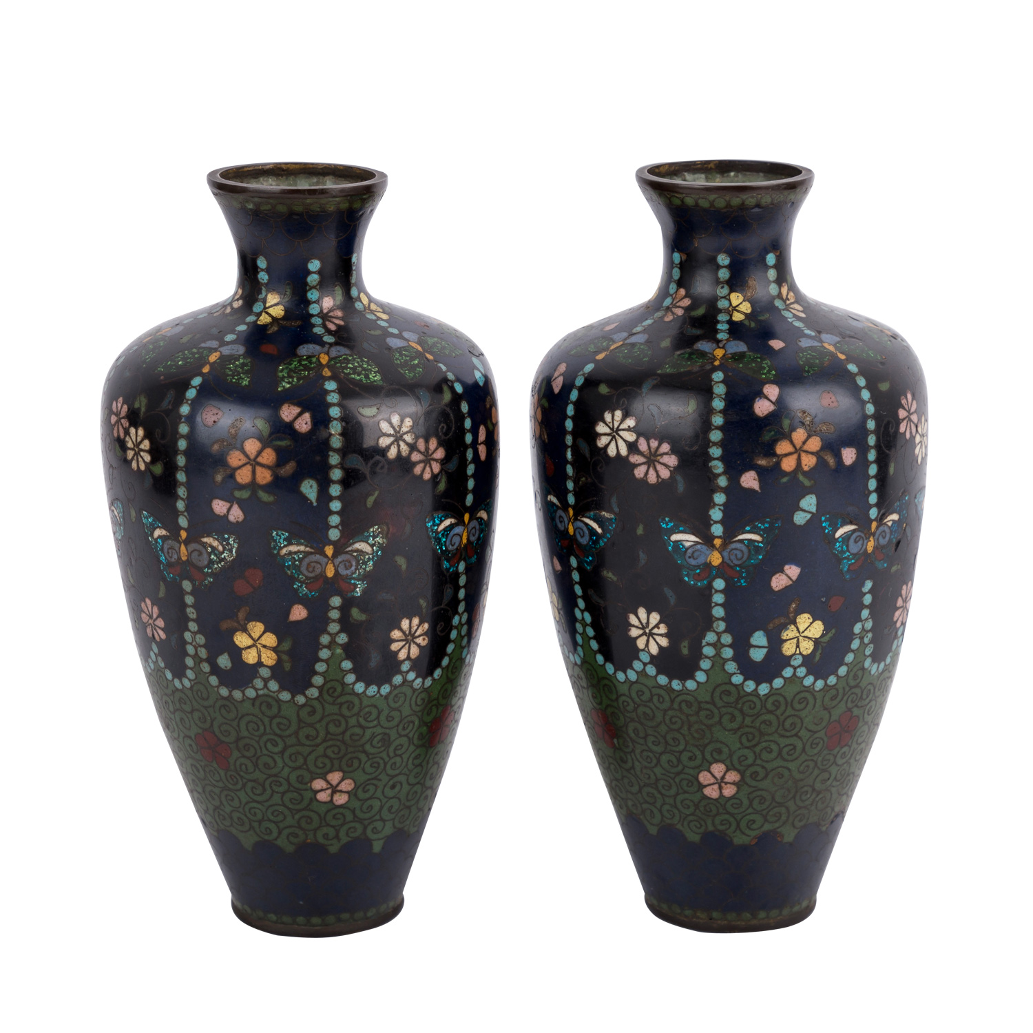 Paar Cloisonné-Vasen. JAPAN, Meiji-Zeit (1868-1912)Mit buntem Dekor von Blüten und